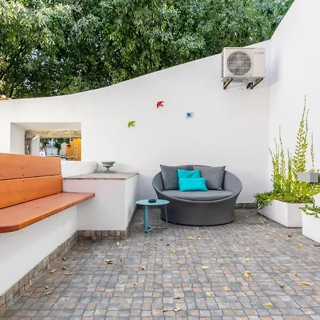 Plum Guide - Saint George's Terrace * Lisbona